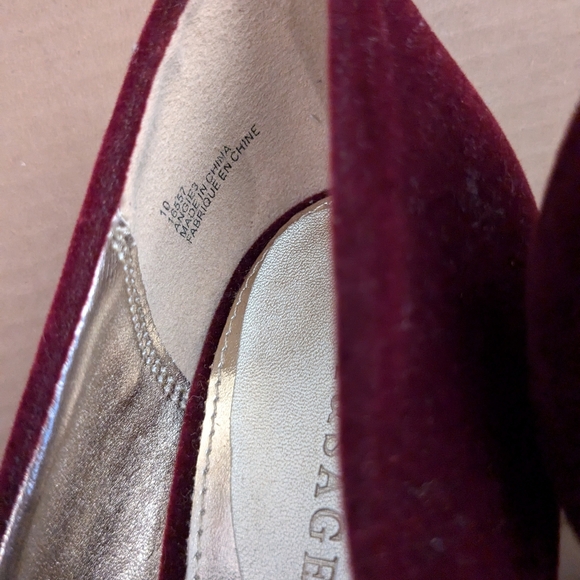 Avery & Sage red velvet pumps 3 inch heel - Picture 4 of 6